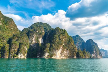 Cheow Lan Gölü 'nde, Ratchaprapha Barajı' nda, Tayland 'da Khao Sok Ulusal Parkı' nda yaz günü