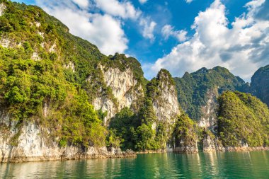 Cheow Lan Gölü 'nde, Ratchaprapha Barajı' nda, Tayland 'da Khao Sok Ulusal Parkı' nda yaz günü