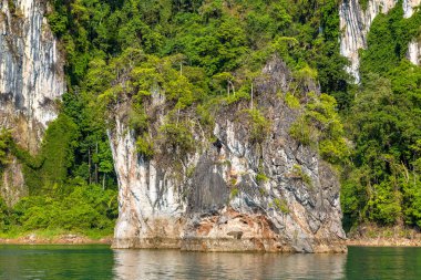 Cheow Lan Gölü 'nde, Ratchaprapha Barajı' nda, Tayland 'da Khao Sok Ulusal Parkı' nda yaz günü