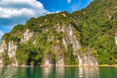 Cheow Lan Gölü 'nde, Ratchaprapha Barajı' nda, Tayland 'da Khao Sok Ulusal Parkı' nda yaz günü