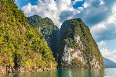 Cheow Lan Gölü 'nde, Ratchaprapha Barajı' nda, Tayland 'da Khao Sok Ulusal Parkı' nda yaz günü