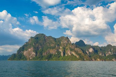 Cheow Lan Gölü 'nde, Ratchaprapha Barajı' nda, Tayland 'da Khao Sok Ulusal Parkı' nda yaz günü