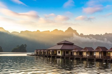 Cheow Lan Gölü, Ratchaprapha Barajı, Khao Sok Milli parkta bir yaz günü Tayland geleneksel Tay Bungalov