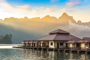 Cheow Lan Gölü, Ratchaprapha Barajı, Khao Sok Milli parkta bir yaz günü Tayland geleneksel Tay Bungalov
