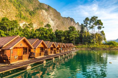 Cheow Lan Gölü, Ratchaprapha Barajı, Khao Sok Milli parkta bir yaz günü Tayland geleneksel Tay Bungalov
