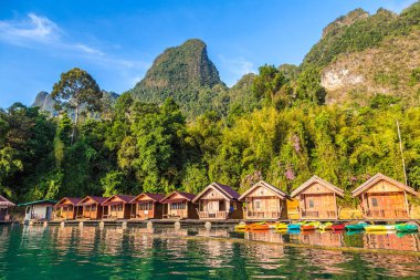 Cheow Lan Gölü, Ratchaprapha Barajı, Khao Sok Milli parkta bir yaz günü Tayland geleneksel Tay Bungalov