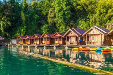 Cheow Lan Gölü, Ratchaprapha Barajı, Khao Sok Milli parkta bir yaz günü Tayland geleneksel Tay Bungalov