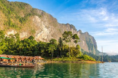 Cheow Lan Gölü, Ratchaprapha Barajı, Khao Sok Milli parkta bir yaz günü Tayland geleneksel Tay Bungalov