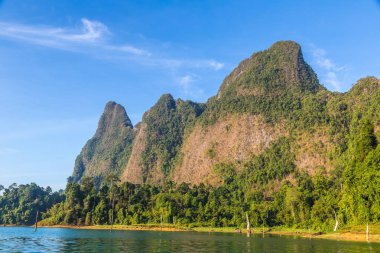 Cheow Lan Gölü 'nde, Ratchaprapha Barajı' nda, Tayland 'da Khao Sok Ulusal Parkı' nda yaz günü