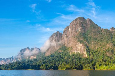 Cheow Lan Gölü 'nde, Ratchaprapha Barajı' nda, Tayland 'da Khao Sok Ulusal Parkı' nda yaz günü