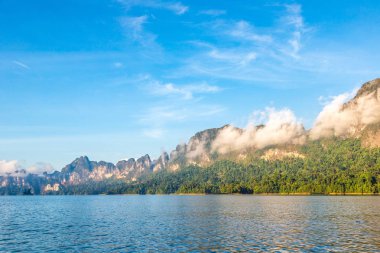 Cheow Lan Gölü 'nde, Ratchaprapha Barajı' nda, Tayland 'da Khao Sok Ulusal Parkı' nda yaz günü
