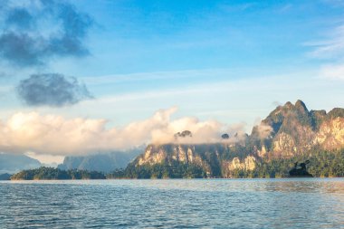 Cheow Lan Gölü 'nde, Ratchaprapha Barajı' nda, Tayland 'da Khao Sok Ulusal Parkı' nda yaz günü
