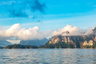Cheow Lan Gölü 'nde, Ratchaprapha Barajı' nda, Tayland 'da Khao Sok Ulusal Parkı' nda yaz günü