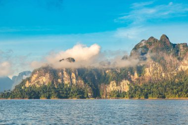 Cheow Lan Gölü 'nde, Ratchaprapha Barajı' nda, Tayland 'da Khao Sok Ulusal Parkı' nda yaz günü