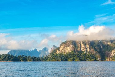 Cheow Lan Gölü 'nde, Ratchaprapha Barajı' nda, Tayland 'da Khao Sok Ulusal Parkı' nda yaz günü