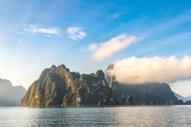 Cheow Lan Gölü 'nde, Ratchaprapha Barajı' nda, Tayland 'da Khao Sok Ulusal Parkı' nda yaz günü