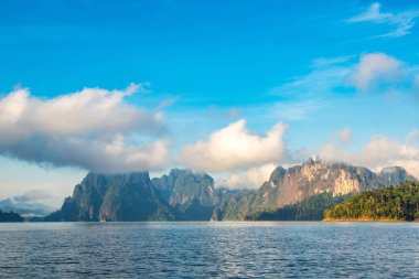 Cheow Lan Gölü 'nde, Ratchaprapha Barajı' nda, Tayland 'da Khao Sok Ulusal Parkı' nda yaz günü