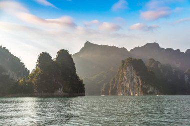 Cheow Lan Gölü 'nde, Ratchaprapha Barajı' nda, Tayland 'da Khao Sok Ulusal Parkı' nda yaz günü