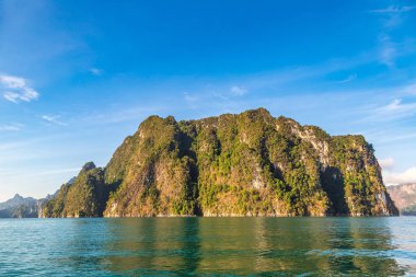 Cheow Lan Gölü 'nde, Ratchaprapha Barajı' nda, Tayland 'da Khao Sok Ulusal Parkı' nda yaz günü