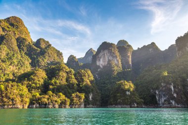 Cheow Lan Gölü 'nde, Ratchaprapha Barajı' nda, Tayland 'da Khao Sok Ulusal Parkı' nda yaz günü