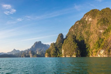 Cheow Lan Gölü 'nde, Ratchaprapha Barajı' nda, Tayland 'da Khao Sok Ulusal Parkı' nda yaz günü