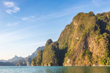 Cheow Lan Gölü 'nde, Ratchaprapha Barajı' nda, Tayland 'da Khao Sok Ulusal Parkı' nda yaz günü