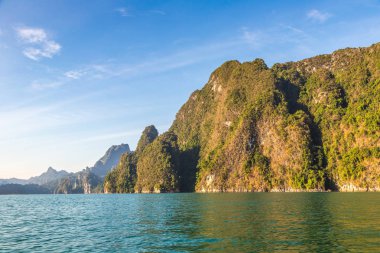 Cheow Lan Gölü 'nde, Ratchaprapha Barajı' nda, Tayland 'da Khao Sok Ulusal Parkı' nda yaz günü