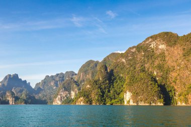 Cheow Lan Gölü 'nde, Ratchaprapha Barajı' nda, Tayland 'da Khao Sok Ulusal Parkı' nda yaz günü