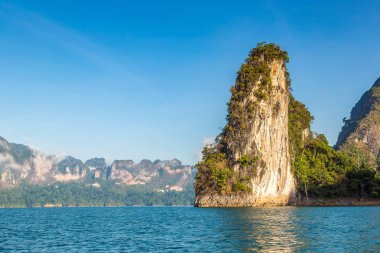 Cheow Lan Gölü 'nde, Ratchaprapha Barajı' nda, Tayland 'da Khao Sok Ulusal Parkı' nda yaz günü