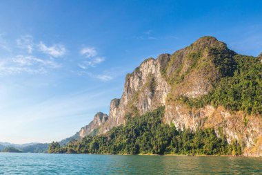 Cheow Lan Gölü 'nde, Ratchaprapha Barajı' nda, Tayland 'da Khao Sok Ulusal Parkı' nda yaz günü