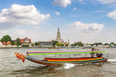 Wat Arun tapınakta bir yaz günü Bangkok, Tayland