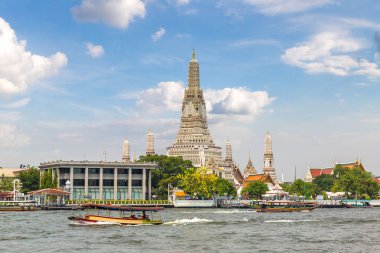 Wat Arun tapınakta bir yaz günü Bangkok, Tayland
