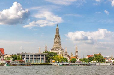 Wat Arun tapınakta bir yaz günü Bangkok, Tayland