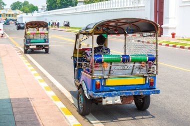 Geleneksel taksi tuk-tuk Bangkok, Tayland için yaz gün