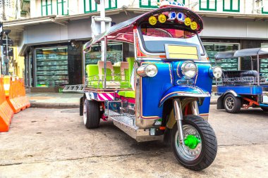 Geleneksel taksi tuk-tuk Bangkok, Tayland için yaz gün