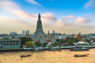 Hava panoramik Wat Arun Tapınağı güzel gün batımı, Bangkok, Tayland.