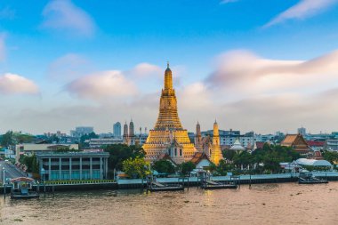 Hava panoramik Wat Arun Tapınağı güzel gün batımı, Bangkok, Tayland.