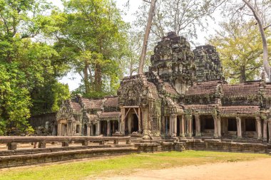 Ta Prohm tapınak kalıntıları olduğunu Khmer antik tapınak Siem Reap içinde karmaşık Angkor Wat, Kamboçya'da bir yaz günü