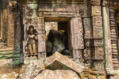 Ta Prohm tapınak kalıntıları olduğunu Khmer antik tapınak Siem Reap içinde karmaşık Angkor Wat, Kamboçya'da bir yaz günü