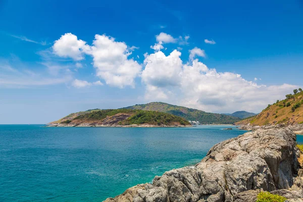 Bir yaz günü Phuket, Tayland 'da Phromthep Burnu