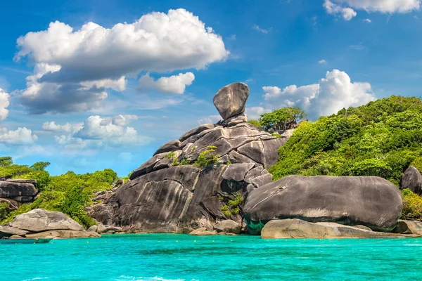 Similan Adaları, tropik manzaraya bir yaz günü Tayland