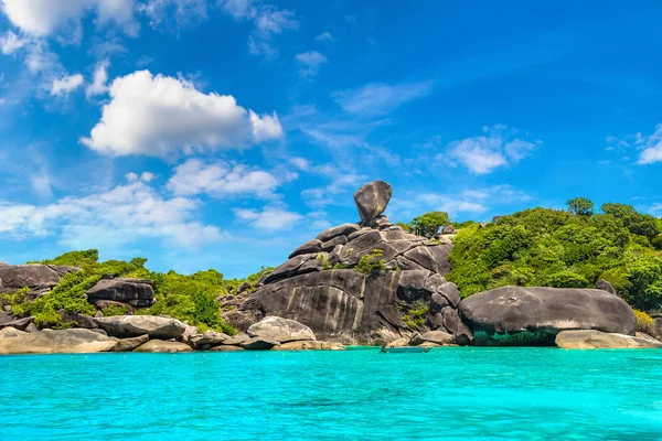 Similan Adaları, tropik manzaraya bir yaz günü Tayland