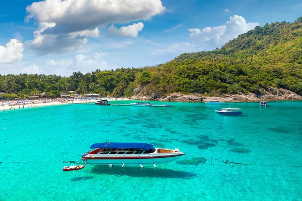 Raca (Raya) resort Island Phuket Island, Tayland bir yaz günü yakınındaki