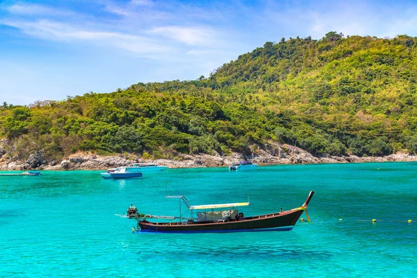 夏の日タイ プーケット島近くのラチャ リゾート島 — ストック写真