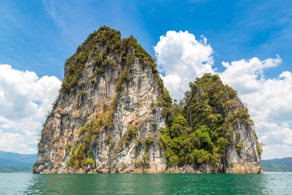 Hermosa Naturaleza Lago Cheow Lan Presa Ratchaprapha Parque Nacional Khao — Foto de Stock