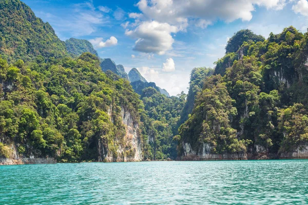 夏天的一天 泰国Khao Sok国家公园腊察帕大坝Chow Lan湖美丽的大自然 — 图库照片