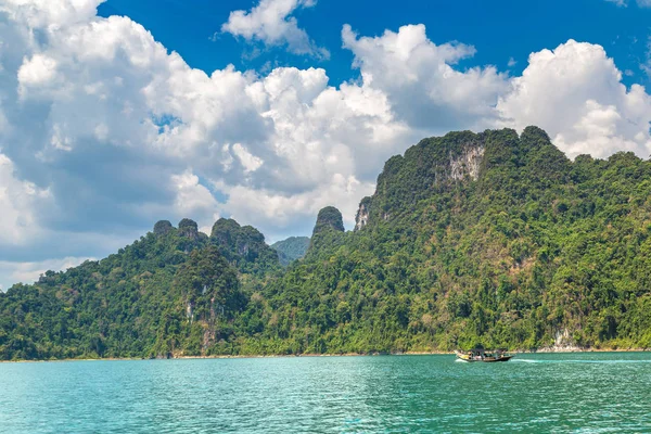 Cheow Lan Gölü 'nde, Ratchaprapha Barajı' nda, Tayland 'da Khao Sok Ulusal Parkı' nda yaz günü