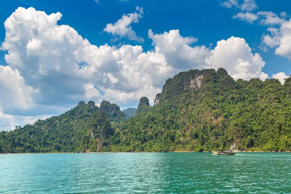 Cheow Lan Gölü 'nde, Ratchaprapha Barajı' nda, Tayland 'da Khao Sok Ulusal Parkı' nda yaz günü