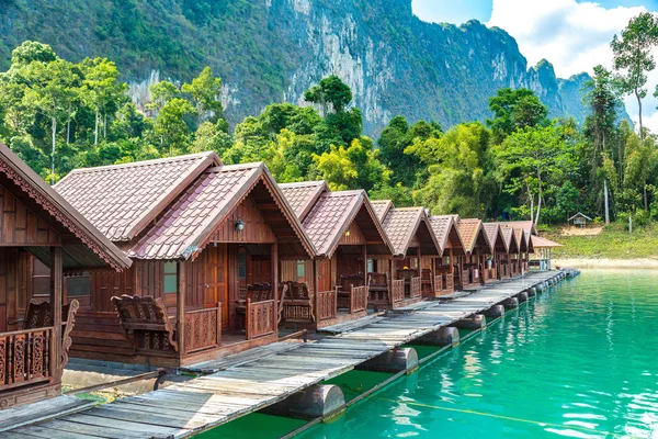 Tradycyjne Tajskie Bungalowy Ośrodku Jezioro Cheow Lan Ratchaprapha Dam Parku — Zdjęcie stockowe