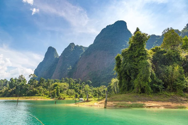 Cheow Lan Gölü 'nde, Ratchaprapha Barajı' nda, Tayland 'da Khao Sok Ulusal Parkı' nda yaz günü